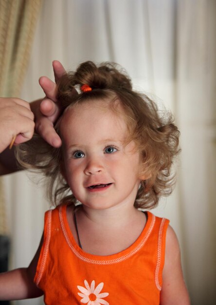 Foto penteando o cabelo menina