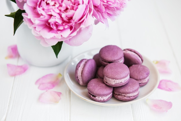 Peônia rosa com macarons