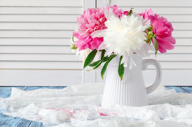 Foto peônias rosa e brancas ainda vida