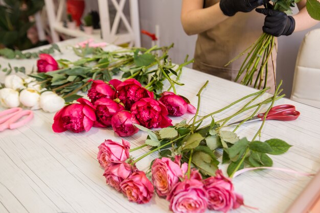 Peônias vermelhas mentem sobre a mesa na loja de flores