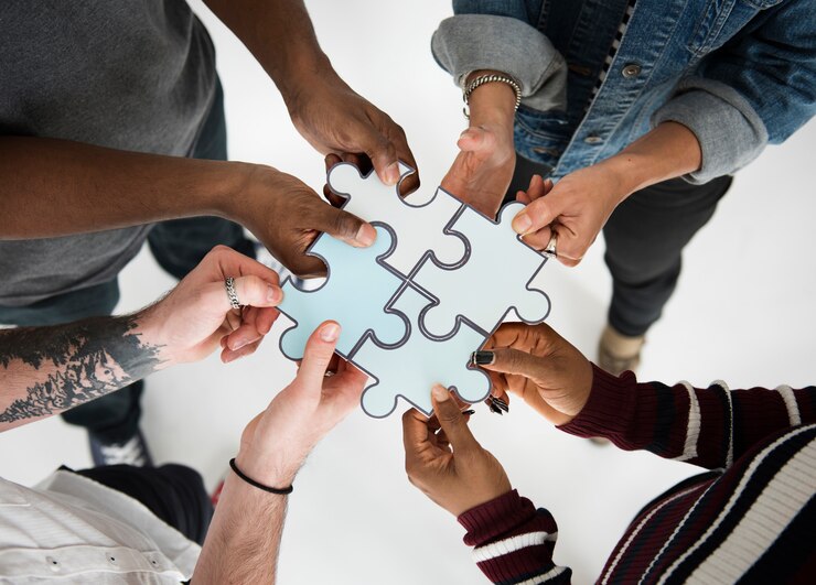 Foto people jigsaw puzzle together parceria trabalho em equipe
