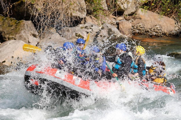 People Rafting como deporte extremo y divertido