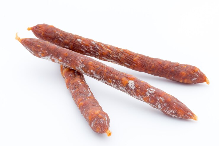 Foto peperoni ou salame ao estilo suíço, salsinha. isolado no fundo branco.