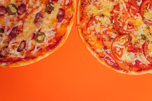 Peperoni-Pizza auf einem orangefarbenen Hintergrund oben Ansicht Leckere hausgemachte Pizza Draufsicht