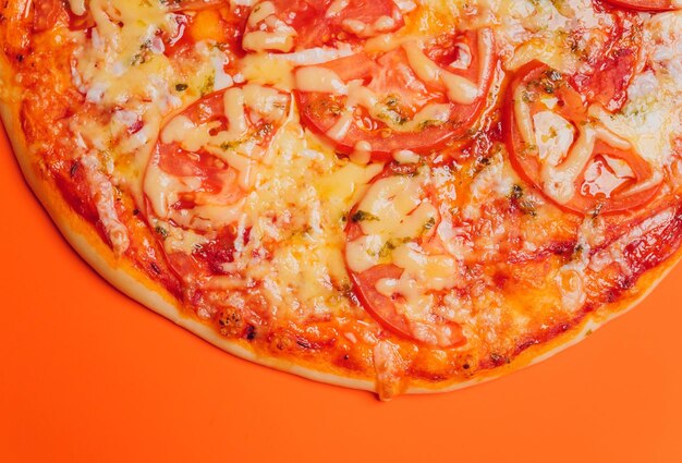 Peperoni-Pizza auf einem orangefarbenen Hintergrund oben Ansicht Leckere hausgemachte Pizza Draufsicht