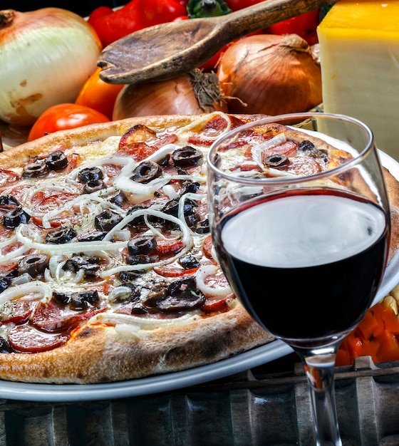 Peperoni-Pizza und Rotwein