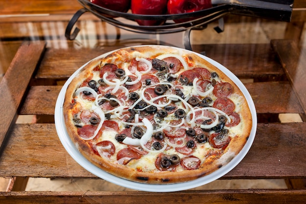 Foto peperonipizza mit oliven und zwiebeln