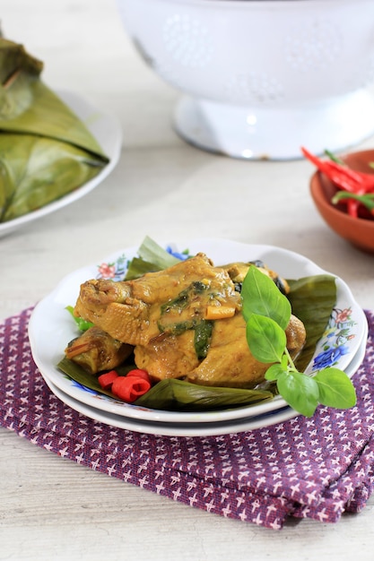 Foto pepes ayam (pais hayam) ist indonesisches gedämpftes curry-huhn mit traditionellem rezept