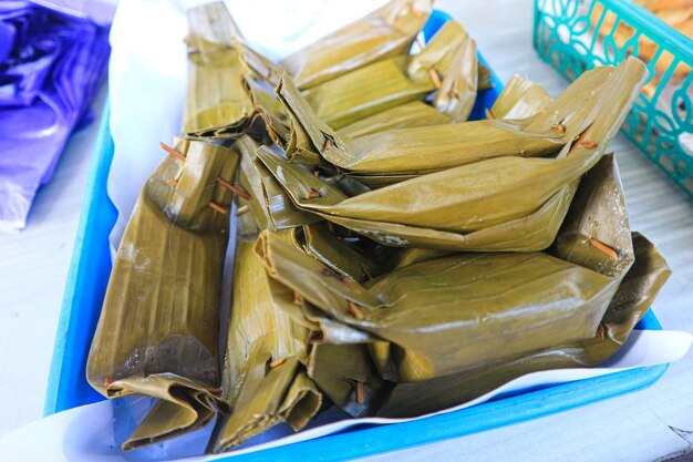 Pepes Tahu. Bolo cozido no vapor de coalhada picada e especiarias em pacote de folha de bananeira.