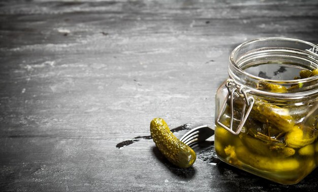 Pepinillos en escabeche en un frasco.