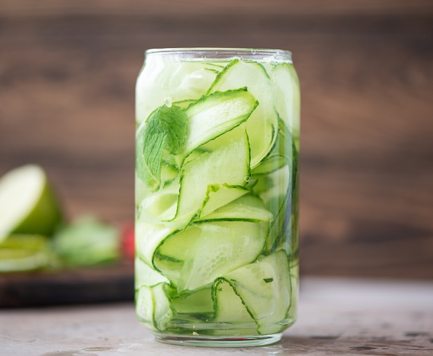 Pepino agua con rodajas de pepino y menta