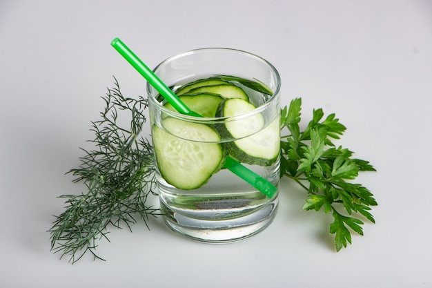 Pepino agua en un vaso sobre una mesa