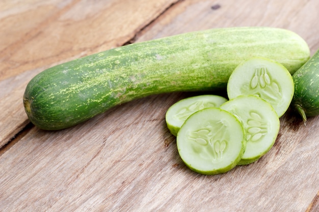 Pepino aislado en el fondo de madera.