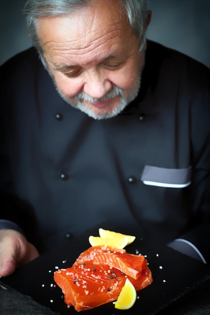 Pepino de salmão sushi a bordo é apresentado pelo chef