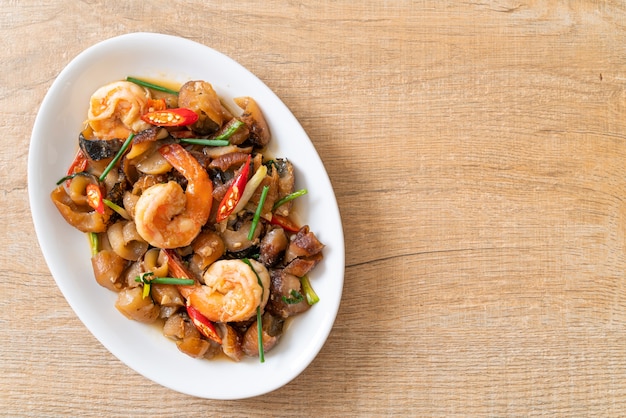 Pepino do mar refogado salteado com camarões. Comida asiática