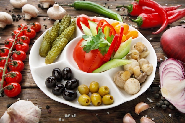 Foto pepino e tomate em conserva de comida de restaurante