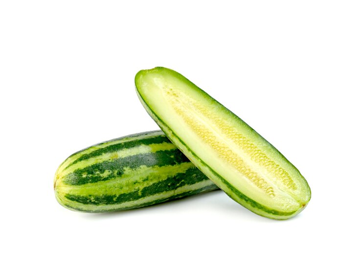 Foto pepino em fatias ou cucumis melo isolado sobre fundo branco
