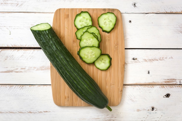 Pepino em uma mesa de madeira branca