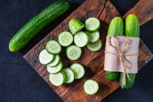 Pepino fresco em uma tábua de madeira