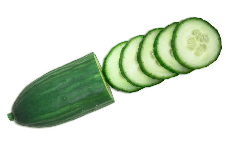 Foto pepino fresco fatiado em um objeto isolado de fundo branco