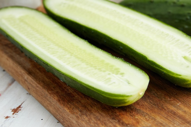 Pepino fresco en la mesa de madera blanca