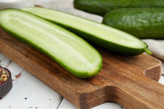 Pepino fresco en la mesa de madera blanca