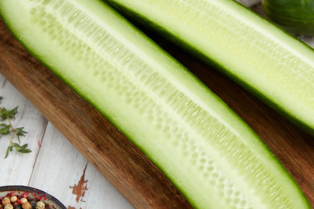 Pepino fresco en la mesa de madera blanca