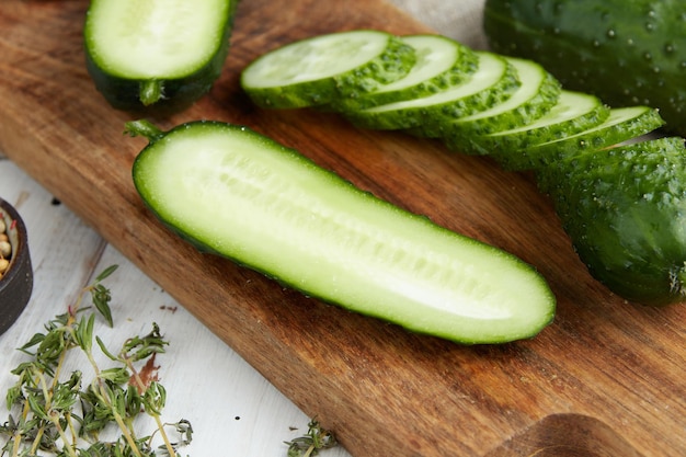 Pepino fresco en la mesa de madera blanca