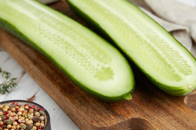 Pepino fresco en la mesa de madera blanca