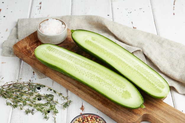 Pepino fresco na mesa de madeira branca