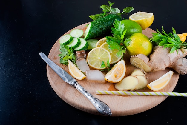 Pepino fresco orgánico, limón y menta para desintoxicar el agua.