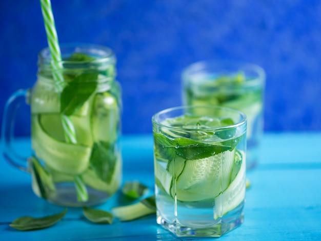 Pepino infundido agua con menta en madera azul