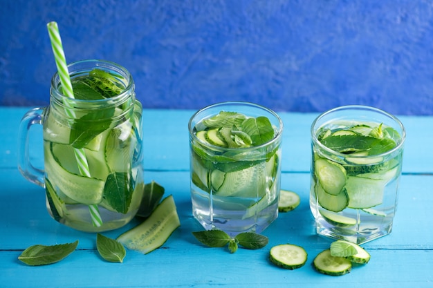 Pepino infundido agua con menta en madera azul