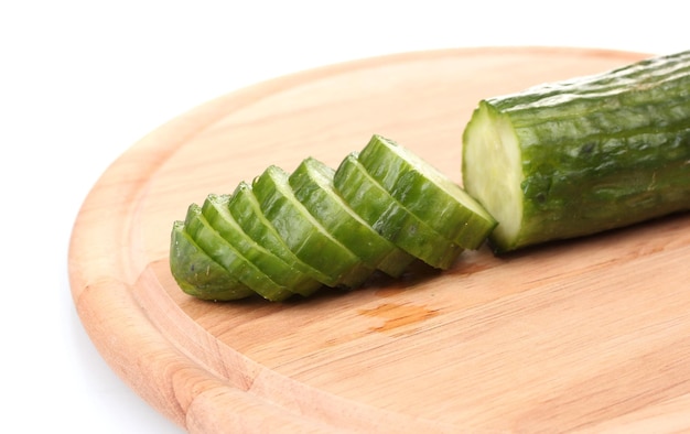 Pepino largo sobre tabla de cortar de madera aislado en blanco