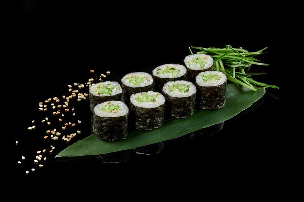 Foto pepino maki sushi roll kappamaki com gergelim