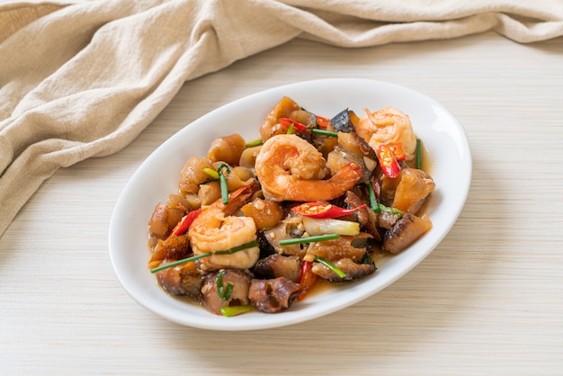 Pepino de mar estofado salteado con camarones, estilo de comida asiática