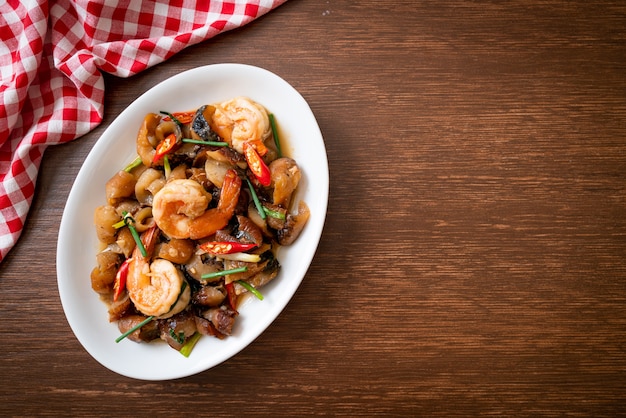 Pepino de mar estofado salteado con camarones. Estilo de comida asiática