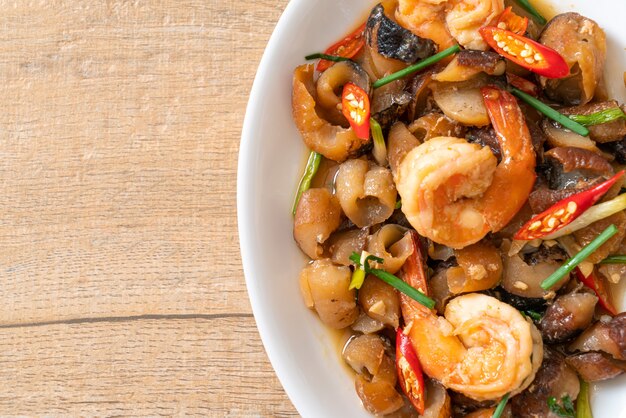 Pepino de mar estofado salteado con camarones - estilo de comida asiática