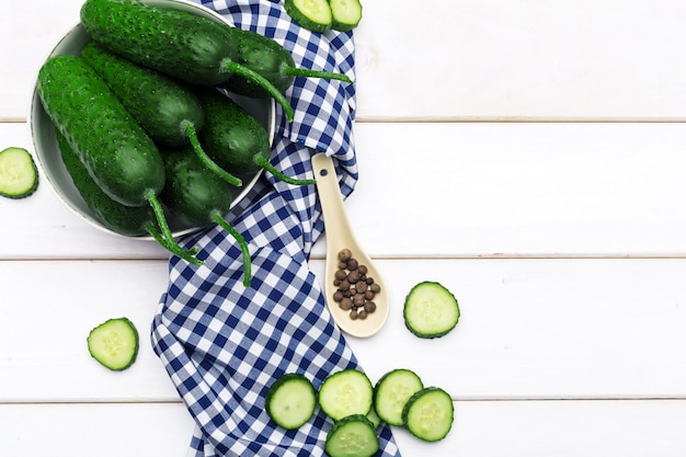 Pepino en mesa de madera