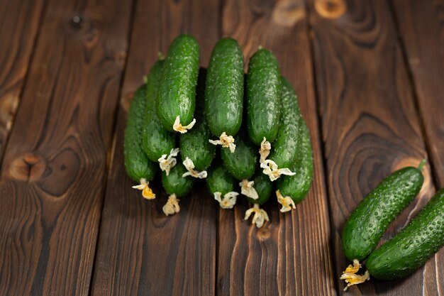 Pepino na mesa de textura de madeira marrom