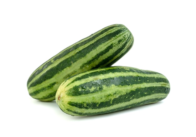 pepino o Cucumis melo con gotas de agua aisladas sobre un fondo blanco