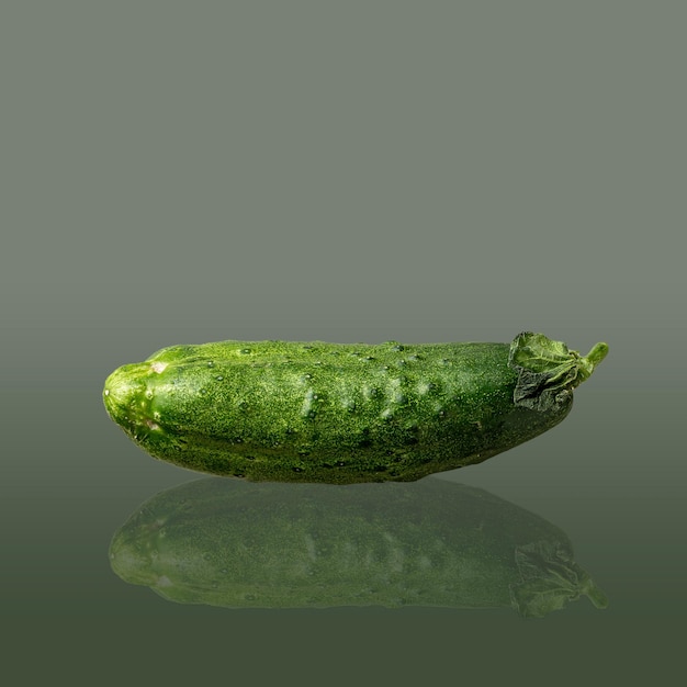 Pepino reflejado en una foto creativa de vidrio gris.