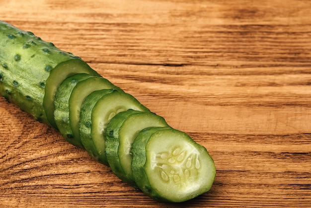 El pepino en rodajas se encuentra sobre una mesa de madera.