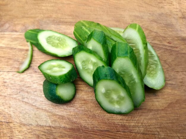 Pepino en rodajas en la tabla de cortar ingrediente de ensalada pepinos frescos en una mesa