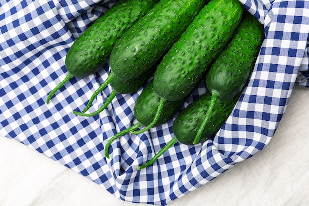 Pepino sobre fondo de madera