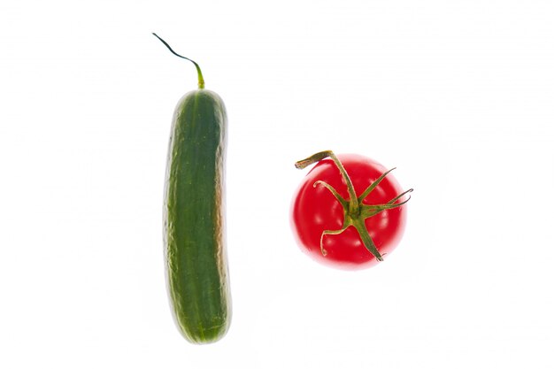 Pepino y tomate aislados sobre fondo blanco