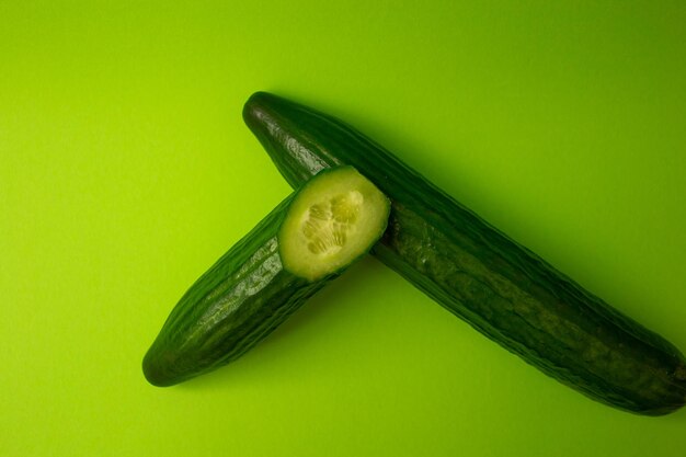 Pepino verde em um fundo verde