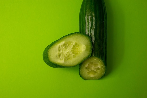 Pepino verde em um fundo verde