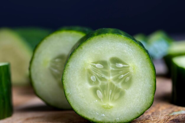 Foto pepino verde fatiado ao cozinhar salada