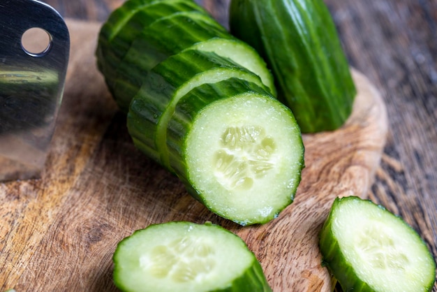 Pepino verde fatiado ao cozinhar salada